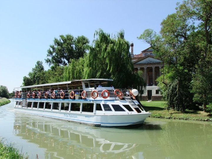 battello in navigazione sulla Riviera del Brenta, Villa La Malcontenta